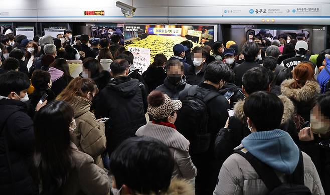 서울교통공사 노동조합이 파업에 돌입한 30일 서울 지하철 4호선 충무로역 승강장에서 승객들이 열차에 오르고 있다. 서울교통공사 노조의 파업은 1∼8호선 기준으로 2016년 9월 이후 6년 만이다.