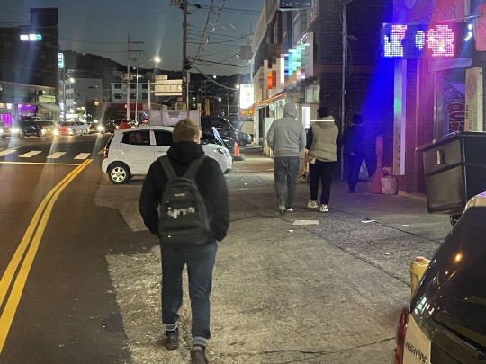 지난달 24일 저녁 6시 쯤 아산시 신창면 한 상점가 앞을 외국인들이 걸어가고 있다. 사진=박하늘 기자