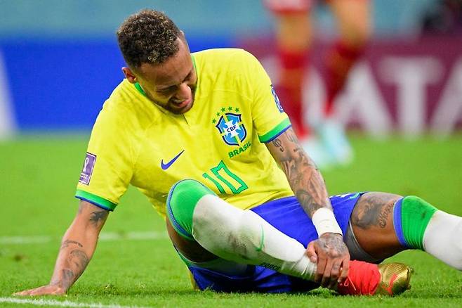 발목 부상으로 경기에 뛰지 못하고 있는 브라질의 축구스타 네이마르. ⓒ AP=뉴시스