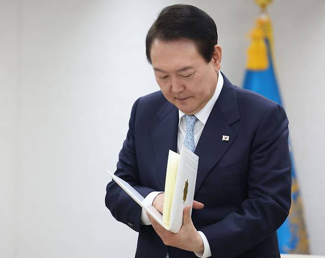 29일 서울 용산 대통령실 청사에서  투르크메니스탄 상원의장을 접견 하기 전 자료를 보고 있는 윤대통령. 2022.11.29 대통령실 제공