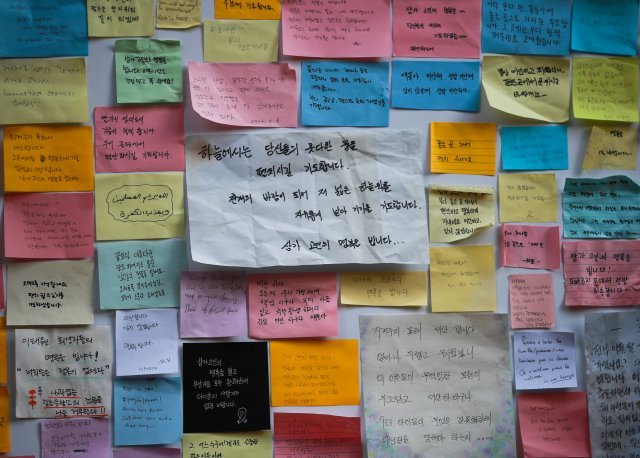10·29 이태원 참사 이후 한 달이 지난 28일 서울 용산구 이태원역 인근 참사 현장에 추모 메시지가 붙어있다. 뉴스1