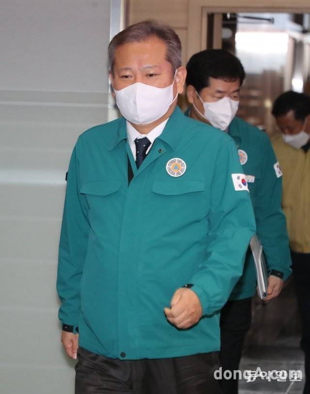 이상민 행정안전부 장관이 지난 28일 정부서울청사에서 열린 화물연대 집단운송거부 중앙재난안전대책본부 회의에 참석하고 있다. 김동주 기자 zoo@donga.com