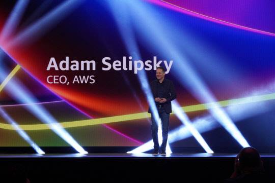 아담 셀립스키 AWS CEO(최고경영자)는 29일(현지시간) 미국 네바다주 라스베이거스에서 열린 'AWS 리인벤트 2022'에서 키노트 발표를 진행하고 있다. AWS 제공
