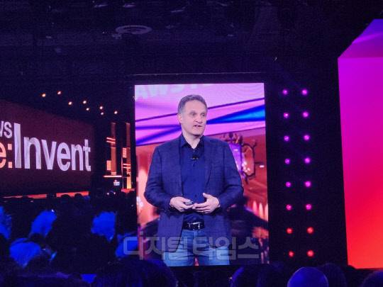 아담 셀립스키 AWS CEO(최고경영자)가 29일(현지시간) 미국 네바다주 라스베이거스에서 열린 'AWS 리인벤트 2022'에서 키노트 발표를 하고 있다. 윤선영 기자
