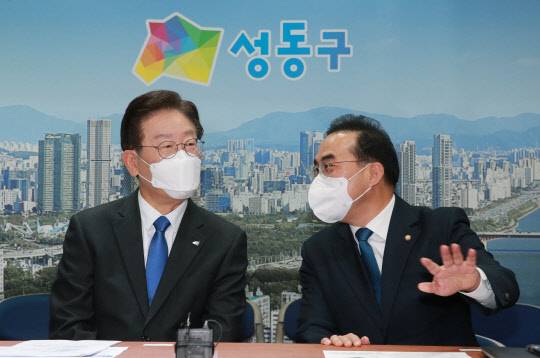 박홍근 원내대표와 대화하는 이재명 대표



    (서울=연합뉴스) 이정훈 기자 = 더불어민주당 이재명 대표와 박홍근 원내대표가 30일 오전 서울 성동구청 스마트도시 종합 운영센터를 찾아 대화하고 있다. 2022.11.30 [공동취재]



    uwg806@yna.co.kr



(끝)