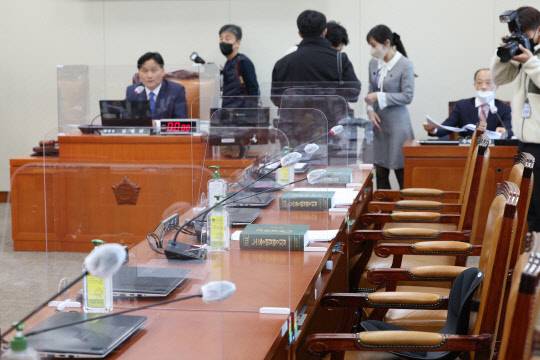 국회에서 30일 열린 환경노동위원회 고용노동법안심사소위원회 모습. 노란봉투법(노동조합 및 노동관계조정법 개정안) 상정에 반대하며 회의실을 빠져나간 국민의힘 의원들의 자리가 비어있다. 연합뉴스.