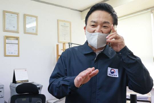 원희룡 국토교통부 장관이 30일 오전 화물연대 집단운송거부 관련 서울 시내 한 업체를 현장 방문해 업체 대표와 전화 통화를 하고 있다.<공동취재, 연합뉴스>