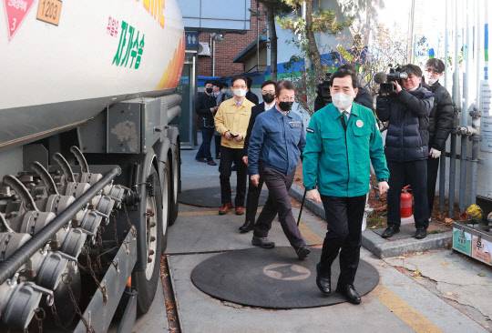 이창양 산업통상자원부 장관이 30일 서울 동작구 이수역 인근 휘발유 품절 주유소를 방문, 긴급수송체계 가동현황을 점검하고 있다. 2022.11.30  연합뉴스