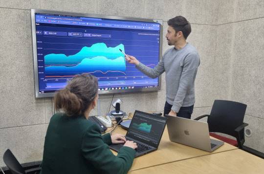 이아이피그리드의 외국인 직원들이 유럽 시장 공략을 위해 솔루션 구성 관련 전략 회의를 하고 있다. 이아이피그리드 제공
