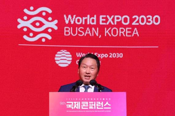 2030부산세계박람회 공동유치위원장인 최태원 대한상의회장이 지난달 27일 서울 중구 대한상공회의소에서 열린 2030부산세계박람회 유치를 위한 국제컨퍼런스 개막식에서 축사를 하고 있다. 뉴스1