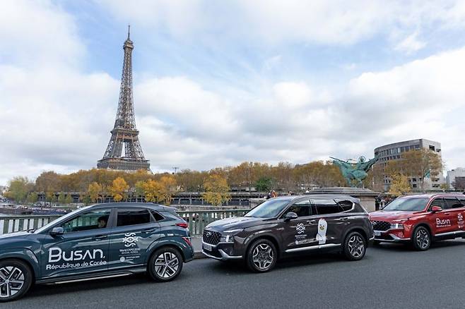 28~29일(현지시간) 프랑스 파리에서 개최된 제 171차 국제박람회기구 총회 기간에 '2030 부산세계박람회' 로고를 랩핑한 현대자동차 전용 전기차 아이오닉5, 코나 EV가 파리 주요 지역을 순회하며 부산을 알리고 있다. 현대차그룹 제공