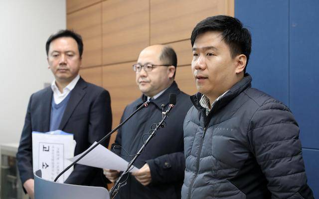 '서울시 공무원 간첩조작 사건' 피해자 유우성씨가 2019년 2월 13일 오전 서울 서초구 서울고검 기자실에서 간첩 조작에 관여한 국정원 수사관 및 검사를 고소하는 기자회견을 하고 있다. 뉴스1