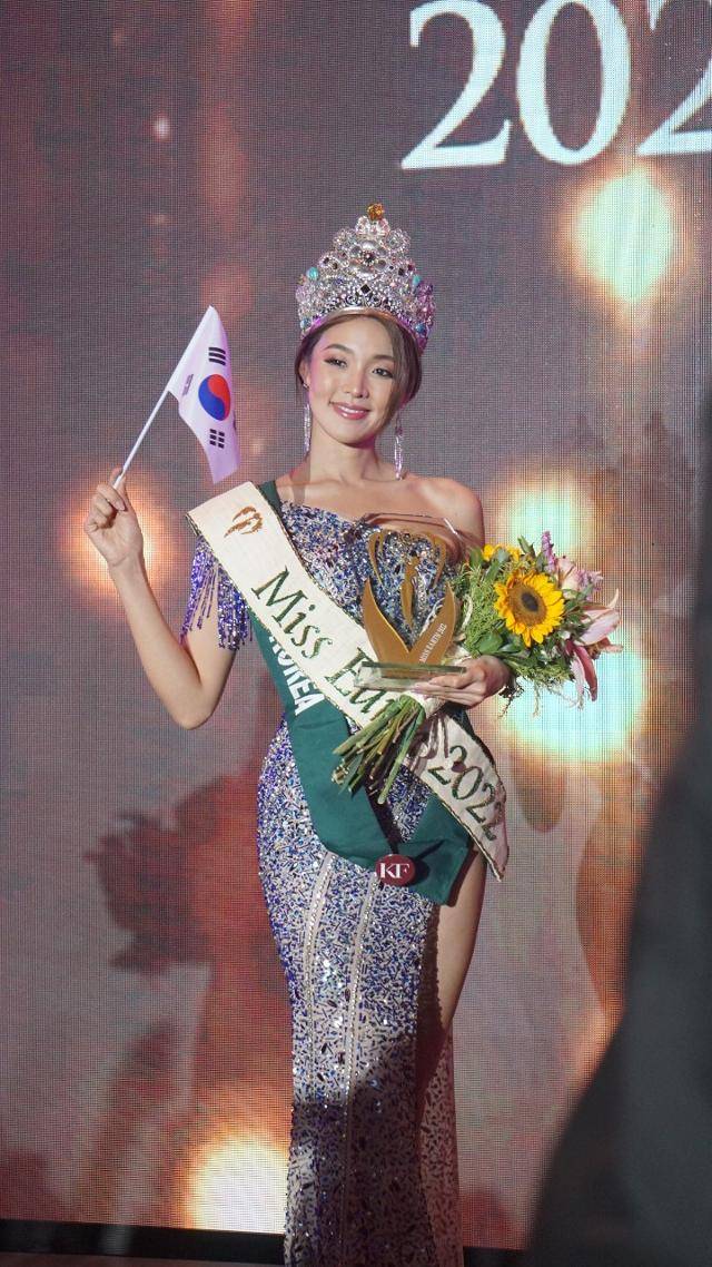2021 미스코리아 '선' 최미나수가 '미스 어스(Miss Earth) 2022' 왕관의 주인공이 되어 태극기를 흔들고 있다. Sky Fajardo 제공