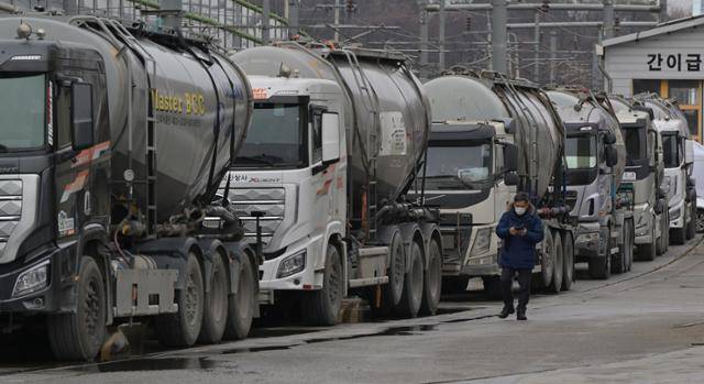 민주노총 공공운수노동조합 화물연대본부의 총파업이 엿새째에 접어든 29일 서울 마포구 성신양회 수색공장에 시멘트 수송 차량들이 멈춰 서 있다. 정부는 오늘 국무회의 의결을 거쳐 화물연대 소속 차량 중 벌크시멘트트레일러(BCT·레미콘 운송 차량)에 업무개시명령을 발동했다. 이는 2003년 해당 제도 도입 이후 사상 처음이다. 하상윤 기자