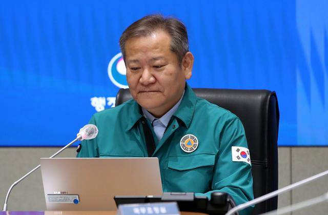 이상민 행정안전부 장관이 30일 서울 종로구 정부서울청사에서 열린 화물연대 집단운송거부·이태원 참사·코로나19 중앙재난대책안전본부 회의에서 모두발언을 마친 뒤 생각에 잠겨 있다. 뉴스1