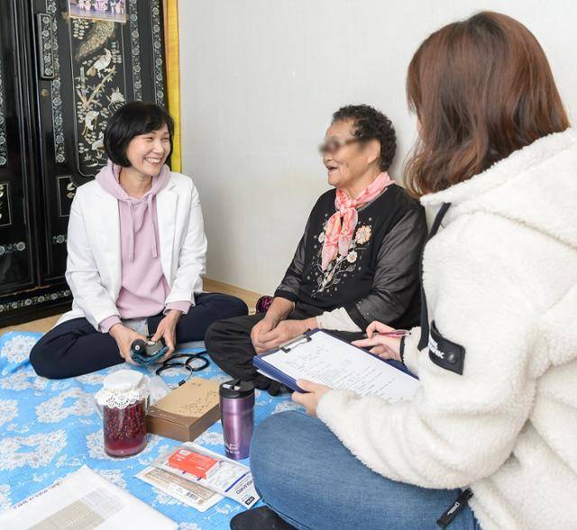 서울 양천구청 공무원이 1인 가구 주민을 찾아 현장 돌봄 서비스를 제공하고 있다. 양천구 제공