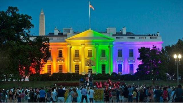 2015년 6월 26일 미국 연방대법원의 동성결혼 합헌 판결 직후 워싱턴 백악관이 동성애를 상징하는 ‘무지갯빛’ 조명으로 장식돼 있다. 워싱턴=AP 연합뉴스