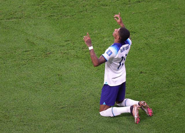 잉글랜드 마커스 래시퍼드가 30일 카타르 알라얀 아흐마드 빈 알리 스타디움에서 열린 2022 카타르 월드컵 웨일스와 B조 3차전에서 0-0으로 맞선 후반 5분 프리킥으로 골을 터뜨린 뒤 하늘로 떠난 친구를 향해 세리머니를 하고 있다. 알라얀=신화 연합뉴스