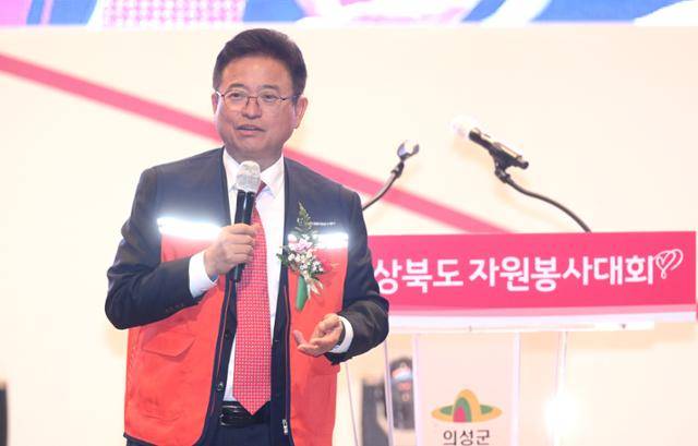 이철우 경북도지사가 30일 오후 의성문화회관서 열린 경북도 자원봉사대회에서 자원봉사자들의 노고에 대해 격려하고 있다. 경북도 제공