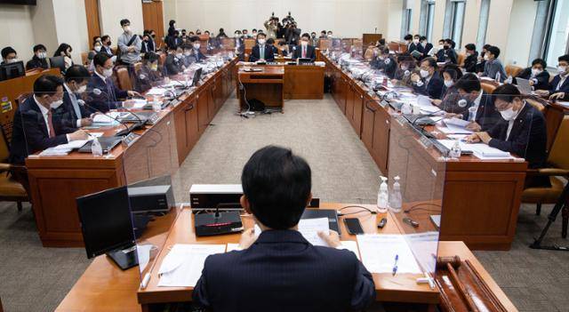 류성걸 국회 기획재정위원회 조세소위원장이 지난 21일 국회에서 열린 제1차 조세소위를 주재하고 있다. 뉴스1