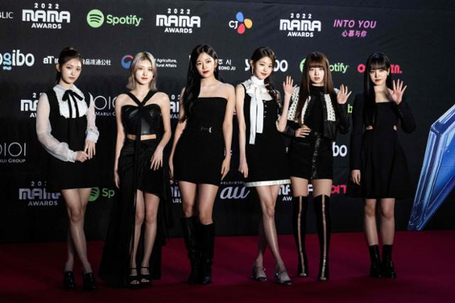 '2022 마마 어워즈(2022 MAMA AWARDS)' 여자 신인상의 트로피는 그룹 아이브에게 돌아갔다. 연합뉴스. AFP