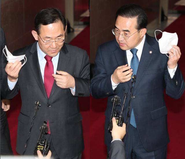 주호영 국민의힘, 박홍근 민주당 원내대표가 국회의장 주재 비공개 원내대표 회동을 마치고 나오고 있다. 오대근 기자