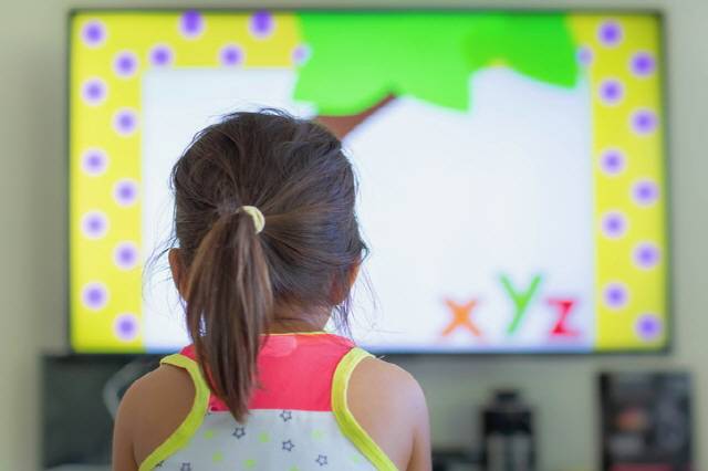 어린 시절 텔레비전을 많이 본 아이는 어른이 됐을 때 흡연과 도박에 빠질 위험이 크다는 연구 결과가 나왔다./사진=게티이미지뱅크