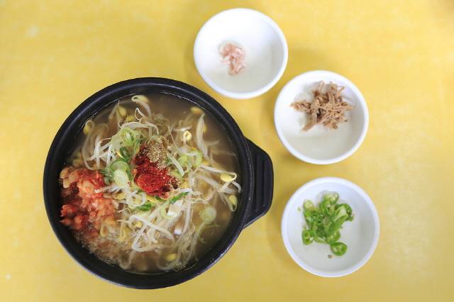 국에 밥을 말아 먹으면 국물 섭취량이 늘어난 탓에 위산이 묽어져 소화 속도가 더뎌진다. 지방과 단백질 소화 효소를 함유한 새우젓으로 간을 하면 소화를 촉진할 수 있다./사진=클립아트코리아