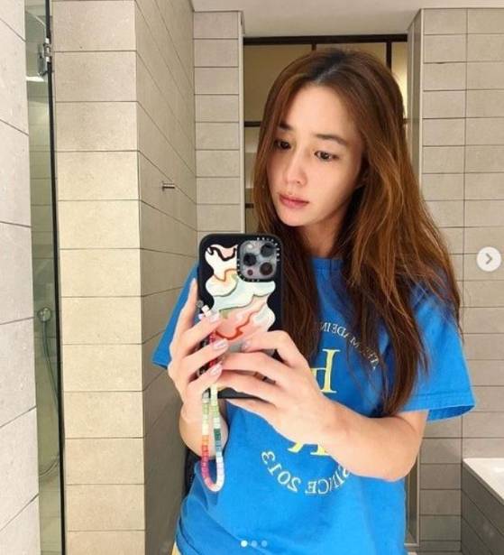 배우 이민정의 화장실 거울 셀카.