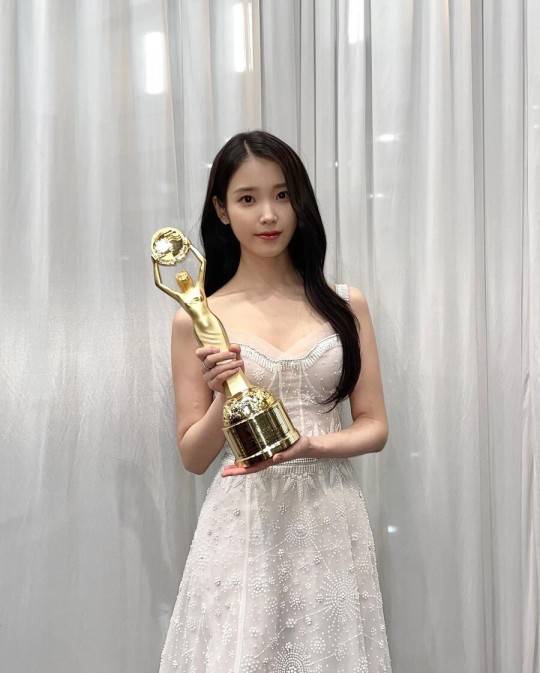 아이유가 청룡영화상 트로피를 인증했다.