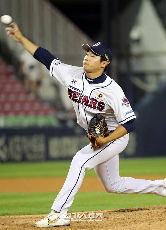 2022 KBO리그 프로야구 두산 베어스와 LG 트윈스의 경기가 13일 오후 서울 잠실야구장에서 열렸다. 7회 초 전창민이 등판해 공을 던지고 있다. 잠실=김민규 기자