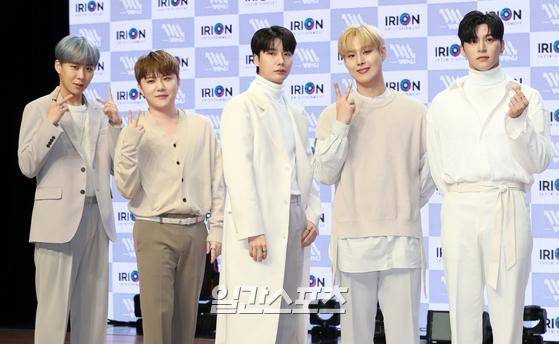 그룹 위앤유(WeNU) 박찬효, 정이든, 한선우, 윤희찬, 지성환(왼쪽부터)이 30일 오후 서울 강남구 일지아트홀에서 진행된 위앤유 첫 데뷔 앨범 '하루하루' 발매 기념 쇼케이스에 참석해 포토타임을 갖고 있다. 타이틀 곡 하루하루'는 연인을 그리워하는 주인공의 시점을 담은 곡으로 오늘(30일) 낮 12시 각종 온라인 음원사이트를 통해 감상할 수 있다. 서병수 기자 qudtn@edaily.co.kr /2022.11.30.