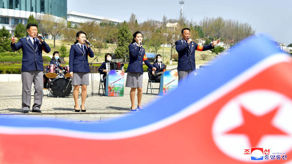 지난 4월 '김정은 집권 10년' 경축하는 북한 주민들 [사진 제공: 연합뉴스]