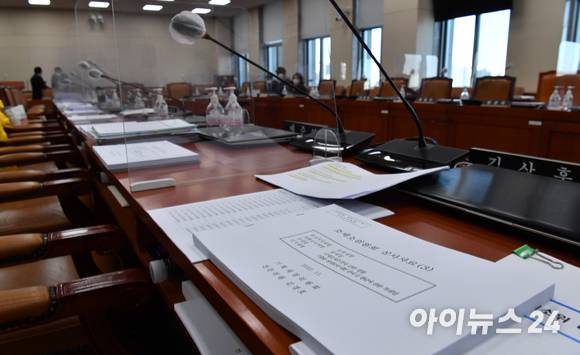 30일 오전 서울 여의도 국회에서 기획재정위원회 조세소위원회가 의원들의 불참으로 열리지 않고 있다. [사진=김성진 기자]