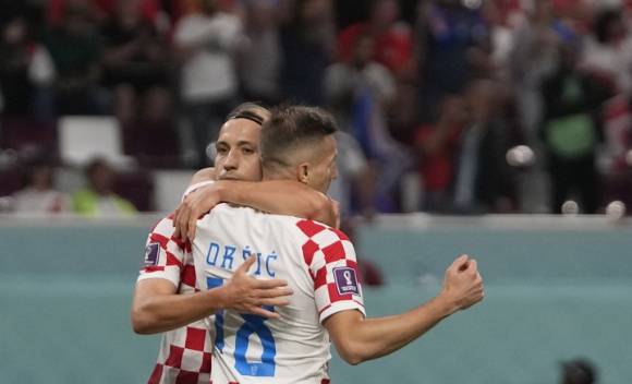 K리그 출신 미슬라브 오리시치가 캐나다와의 2022 카타르 월드컵 조별리그 F조 2차전에서 도움을 기록한 이후 동료의 축하를 받고 있다. [사진=뉴시스]