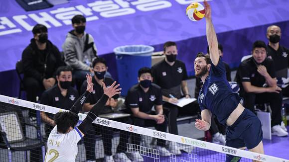 대한항공 링컨(오른쪽)이 30일 열린 우리카드와 홈 경기 도중 상대 블로킹 사이로 스파이크를 시도하고 있다. [사진=한국배구연맹(KOVO)]