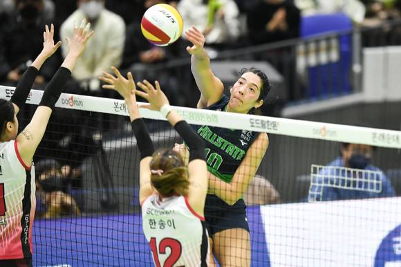 30일 수원체육관에서 현대건설과 KGC인삼공사의 '도드람 2022-23 V리그' 여자부 2라운드 경기가 열린 가운데 현대건설 야스민이 공격을 시도하고 있다. [사진=한국배구연맹(KOVO)]