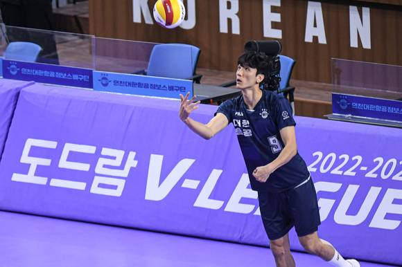 대한항공 곽승석이 30일 열린 우리카드와 홈 경기 도중 서브를 시도하고 있다. [사진=한국배구연맹(KOVO)]