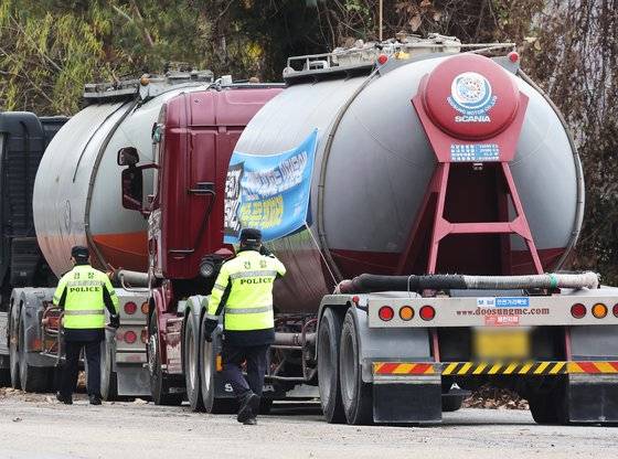 29일 오후 경기도 의왕시의 한 시멘트 업체에 시멘트 수송 차량(BCT)이 멈춰 서있다. [연합뉴스]