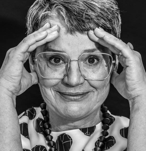 아폴로니아 슈시테르쉬치는 유럽에서 주로 활동하는 건축가 겸 시각예술작가다. 1990년부터‘사회참여예술’이라고 부르는 형태의 작업을 시작했다. 2016년엔 광주비엔날레에 초청되어 배다리 작가와 함께 지역 공동체 협업 예술 워크숍 ‘두암동 교실’을 열고 주민 협업 프로젝트를 실행했다.