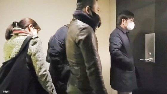 유튜브 '더탐사' 관계자 5명이 27일 한동훈 법무부 장관 아파트 현관 앞까지 찾아가 면담을 요청하고 있다. 사진 더탐사