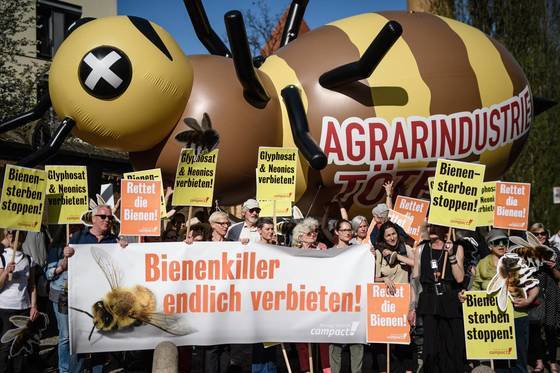 2018년 4월 환경 활동가들이 독일 베를린에서 '벌을 죽이는 살충제 사용에 반대한다'는 내용의 플래카드를 펼쳐들고 글리포세이트와 네오니코티노이드의 사용에 반대하는 시위를 벌이고 있다. EPA=연합뉴스