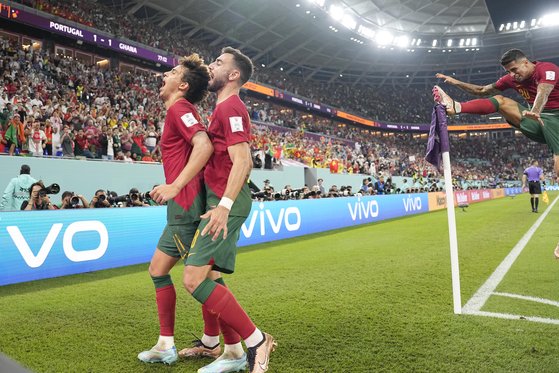 지난 24일(현지시간) 2022 카타르월드컵 H조 포르투갈-가나전에서 포르투갈의 주앙 펠릭스가 팀의 두번째 골을 넣은 후 기뻐하고 있다. AP=연합뉴스