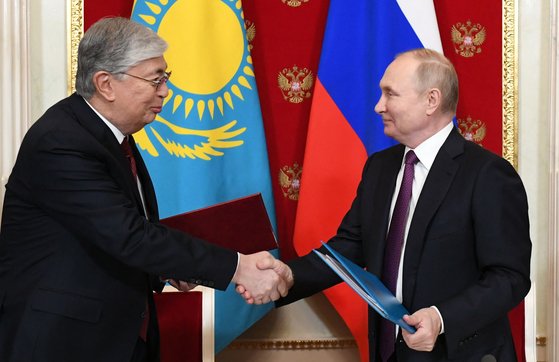 푸틴 러시아 대통령(오른쪽)과 악수하는 토카예프 카자흐스탄 대통령. AFP=연합뉴스