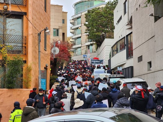 지난 26일 서울 용산구 한남동 주택가에 강남구 은마아파트 주민들이 GTX-C 노선 관련 집회를 열고 있다. 중앙포토
