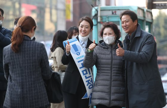 2020년 4·15 총선 공식 선거운동 개시일인 2일 오전 서울 광진구 자양사거리에서 더불어민주당 광진을 고민정 후보와 지원 유세에 나선 임종석 전 대통령 비서실장이 시민과 기념촬영을 하고 있다. 연합뉴스