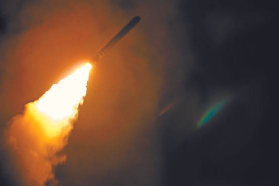 지난 2018년 4월 14일 미 해군 순양함에서 시리아를 겨냥한 토마호크 미사일이 발사되고 있다. 미 해군 제공, AP=연합뉴스