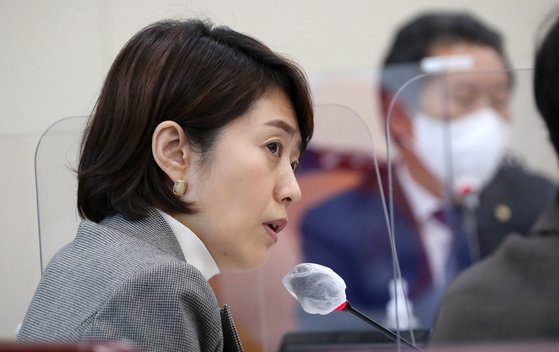 고민정 민주당 의원이 10월 17일 서울 여의도 국회 과학기술정보방송통신위원회 국정감사에서 질문을 하고 있다. 장진영 기자