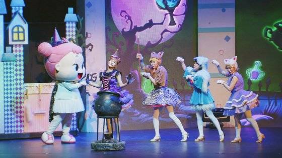 동명 뮤지컬 실황 영화 '헤이지니&럭키강이 비밀의 문'에는 지니 만화 캐릭터를 비롯해 마녀 지니, 공주가 되고 싶은 고양이 등 다양한 캐릭터가 어린이 관객의 시선을 끈다. 사진 영화사그램