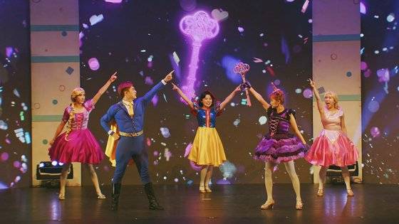 디즈니 애니메이션으로 익숙한 라푼젤(맨왼쪽), 백설공주, 잠자는 숲속의 공주(맨오른쪽) 등 동화 속 캐릭터도 활용했다. 사진 영화사그램